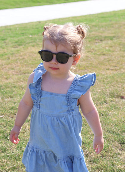 A child wearing Hey Peeps City Slickers sunglasses in Matte Black
